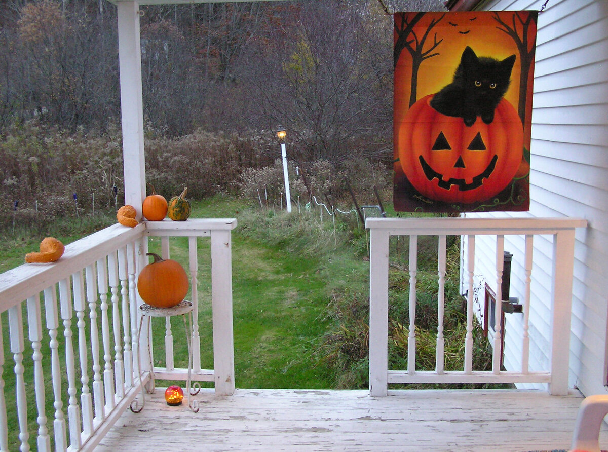 HalloweenFrontPorch2.JPG